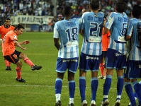 Messi, lanzando una falta en el partido de la primera vuelta, en La Rosaleda. Foto: Miguel Ruiz - FCB.
