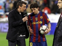 Leo Messi marxa amb la pilota del partit. Fotos: Miguel Ruiz - FCB.