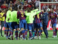 El equipo, celebrando la victoria al final del partido. Fotos: Miguel Ruiz-FCB