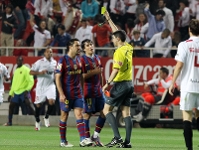 Momento en el que Xavi ve la quinta tarjeta amarilla. Fotos: Miguel Ruiz y archivo FCB.