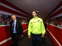 Ibrahimovic, camino a la sala de prensa del Emirates Stadium. Foto: Miguel Ruiz-FCB