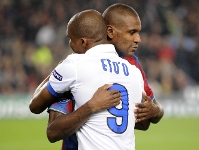 Abidal i Eto'o se saluden durant un dels Bara-Inter d'aquesta temporada. Fotos: Arxiu FCB