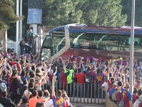 L'autocar del primer equip, just abans d'arribar al Camp Nou. Foto: Miguel Ruiz - FCB