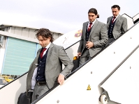 Maxwell, Pinto y Xavi, en la llegada a Stuttgart. Fotos: Miguel Ruiz - FCB
