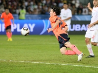 Messi en el momento de marcar con el pecho el segundo gol de la final del Mundial de Clubs en Abu-Dhabi. Foto: archivo FCB