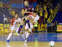 Javi Rodríguez luchando con Mauricio, en un momente del partido. Fotos: Alex Caparrós