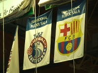 Les banderoles del Barça i Cartagena pengen del pavelló de Santiago. Foto: Cristina Collado
