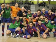 El filial celebrando el título en Santa Coloma. (Fotos: Alba Llacuna-Brisasport / Joan Carles Gibert / Arxiu FCB)