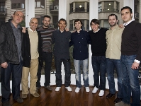 Jordi Parés, en el centro de la imagen acompañado de Bojan Krkic y del capitán de hockey, Alberto Borregán, entre otros compañeros y amigos del club. Fotos: Àlex Caparrós - FCB