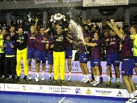 Barrufet levanta la última Copa Asobal a Còrdova. (Fotos: www.asobal.es)