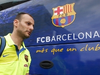 Saric, davant l'autocar del FC Barcelona. Foto: Arxiu-FCB