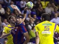 Entrerros defensat a Sarmiento, com a jugador del BM Valladolid. Foto: Arxiu-FCB