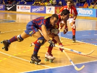 Panadero, en una acción con Marc Torra del Vic, en el partido de vuelta de la Supercopa de España disputado en el Palau.