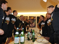 Los jugadores celebran el ttulo en el hotel de Schio (Fotos: Miguel Ruiz - FCB)