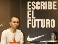 Iniesta, en un instant de la roda de premsa. Fotos: lex Caparrs-FCB /fifa.com