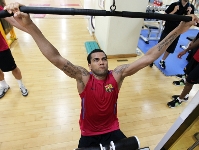 Alves, haciendo trabajo físico en el gimnasio. Foto: Miguel Ruiz / FCB
