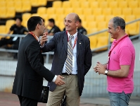 Zubizarreta habla con el vicepresidente deportivo, Josep Maria Bartomeu, y el directivo, Jordi Moix. Fotos: Miguel Ruiz - FCB.