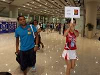 Dani Alves en la llegada a Pekín. Fotos: Miguel Ruiz-FCB/archivo FCB.
