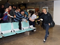 Josep Guardiola, en el aeropuerto gallego. Fotos: Miguel Ruiz-FCB