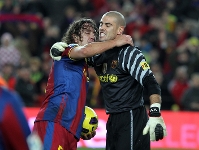 El capità Carles Puyol felicita a Valdés al final d'un partit disputat al Camp Nou. Foto: arxiu FCB