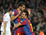 Alves i Pedro, desprs del 3-0. Fotos: Miguel Ruiz/lex Caparrs-FCB