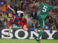 Messi, provant una tisora. Fotos: Miguel Ruiz/Àlex Caparrós-FCB