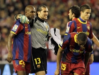 Pinto, abrazando a Abidal al final del partido. Fotos: Miguel Ruiz-FCB