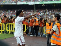 Ronaldinho saluda a la afición. Fotos: Miguel Ruiz/Àlex Caparrós-FCB