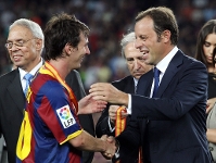 Sandro Rosell felicita a Leo Messi. Foto: Miguel Ruiz/Germán Parga-FCB.