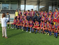 Los jugadores situándose antes de hacer la foto oficial del equipo. Fotos: Miguel Ruiz - FCB.