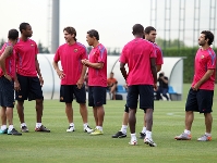 Los siete jugadores del primer equipo que se han entrenado este martes. Fotos: Miguel Ruiz - FCB.