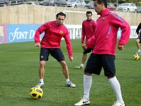 Xavi, amb el grup en un instant de l'entrenament. Fotos: Miguel Ruiz - FCB