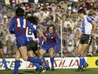 Imagen de la temporada 1981/82 en la que Hrcules y Bara empataron (2-2). Fotos: archivo FCB/ archivo Segu.