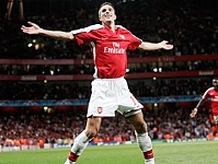Van Persie, autor de dos goles del Arsenal. Fotos: www.arsenal.com