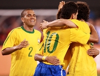 Alves celebrando el gol de Neymar. Fotos: www.cbf.com.br