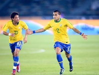 Alves celebrant el seu gol contra l'Iran. Fotos: www.cbf.com