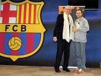 Iniesta, amb Luis del Olmo, en el moment de rebre el premi Protagonistas. Fotos: Miguel Ruiz - FCB