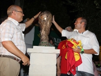 Andrs Iniesta con una rplica del trofeo de la Copa del Mundo en Fuentealbilla. Fotos: FCB