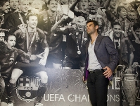 Mrquez, davant la fotografia de l'equip que va guanyar la Champions de Pars. Fotos: lex Caparrs - FCB.