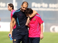 Guardiola abraza a Messi en un entrenamiento. Fotos: Archivo/Miguel Ruiz-FCB