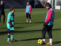 Messi i Soufian, jugant a pilota. Fotos: Miguel Ruiz (FCB)