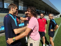 Puyol, al lado de Milito y Emili Ricart, saluda a Tito Vilanova. Fotos: Miguel Ruiz - FCB.