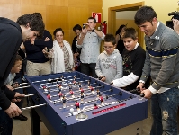 Imatges de la visita de David Villa i Ricky Rubio a la fundaci McDonald's de Barcelona. Fotos: lex Caparrs.