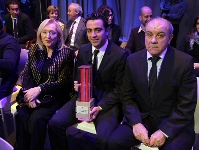 Xavi, con el Premio Catalunya del Deporte 2010, al lado de sus padres. Fotos: Miguel Ruiz (FCB)