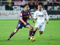 Adriano y Xavi, en partido de la Copa del Rey de la temporada 2009/10. Fotos: Archivo FCB.