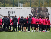 Los jugadores del Barça durante la sesión de este viernes. Fotos: Miguel Ruiz-FCB.