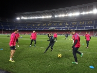 Els jugadors del Bara durant l'entrenament d'aquest diumenge al Camp Nou. Fotos: Miguel Ruiz-FCB.