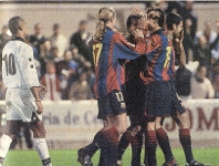 Petit, Dani Garca i Guardiola amb l'autor del primer gol, Alfonso Prez, en partit de Copa de la temporada 2000/01 a Ceuta. Fotos: arxiu FCB