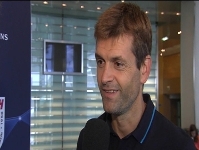 Tito Vilanova, atenent Barça TV des de Kazan.