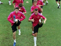 Los jugadores del filial, en un momento del entrenamiento de este viernes. Fotos: Miguel Ruiz-FCB.
